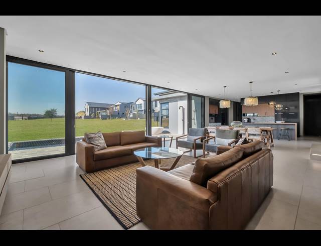 5 BEDROOM HOUSE FOR SALE IN HELDERFONTEIN ESTATE